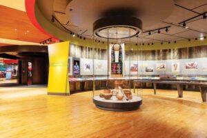 Long-term exhibitions can be found in the south wing galleries. 