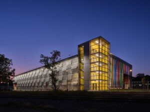 At night, downlighting creates a pattern of enlightened and shaded planes on the screen-walls