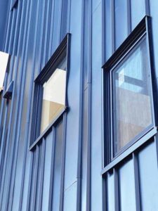 The use of aluminum panels is particularly beneficial due to their exceptional resistance to environmental elements.