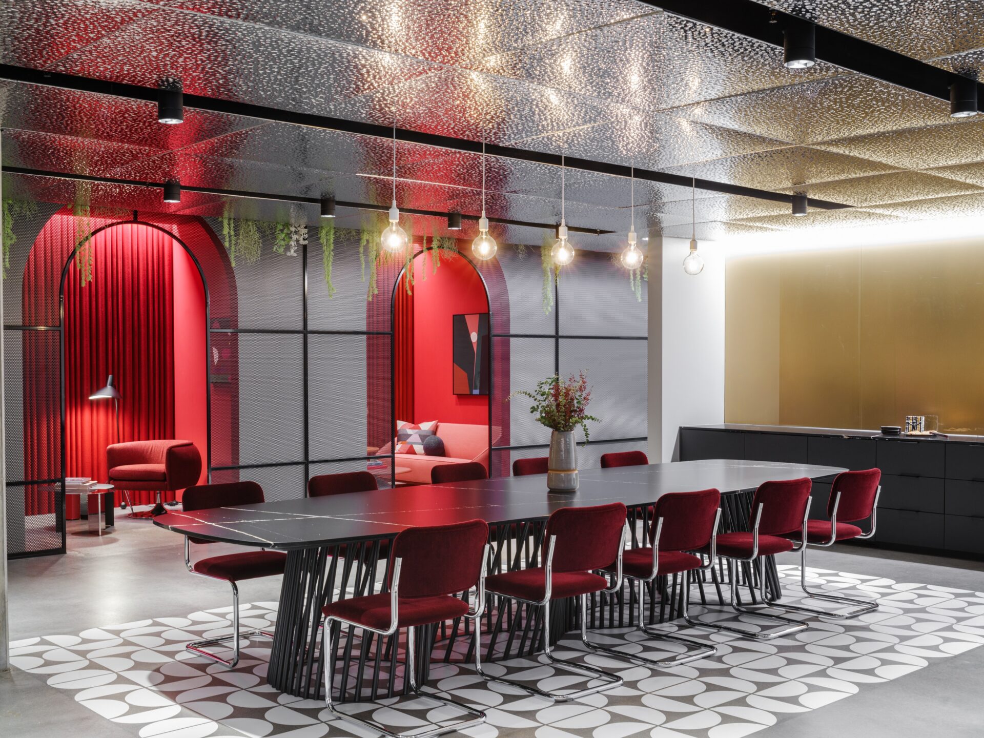 This image showcases a mirror ceiling in an interior of a workspace.