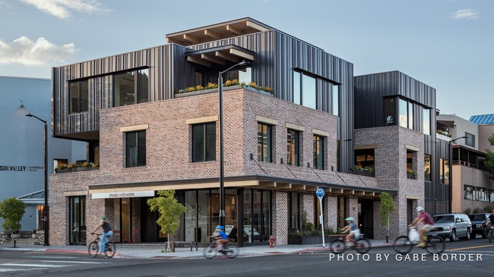 Rectangular office with metal cladding on the top and brick on the bottom